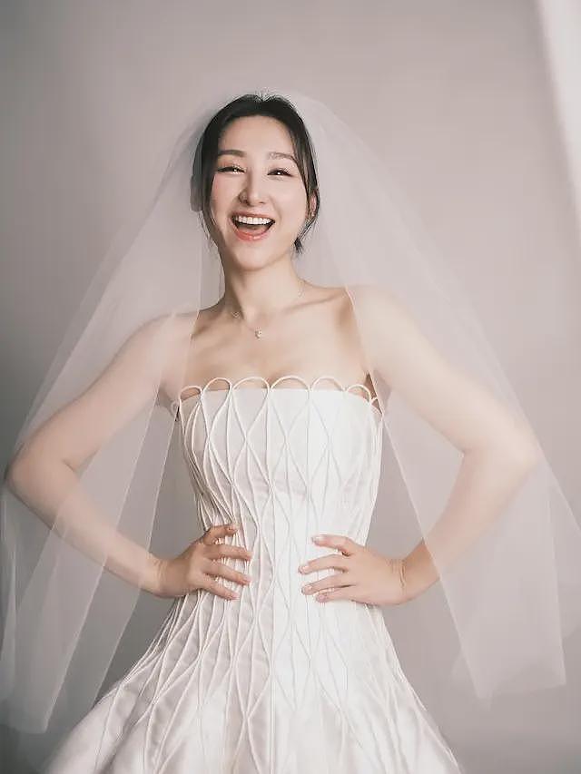 38岁TVB当红花旦突然公开婚纱照，圈中好友送祝福，单身多年曾受情伤（组图） - 1