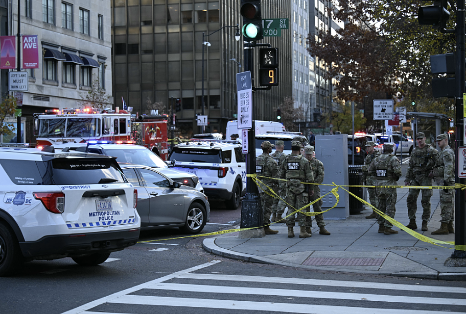 美国白宫突发紧急封锁！士兵当街遭“恐袭式爆头”，特朗普震怒！游客狂奔尖叫，机场停飞（视频/组图） - 3