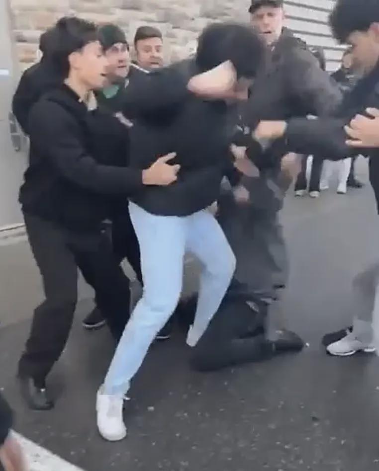加拿大Costco上演激烈群殴 ！疯狂互打拳头乱飞，其他顾客看呆了！警方：竟是因为这（视频/组图） - 1