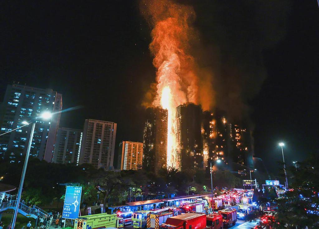 香港火灾已致44人遇难：一栋蔓延至七栋，预计救援将持续至黄昏（组图） - 4