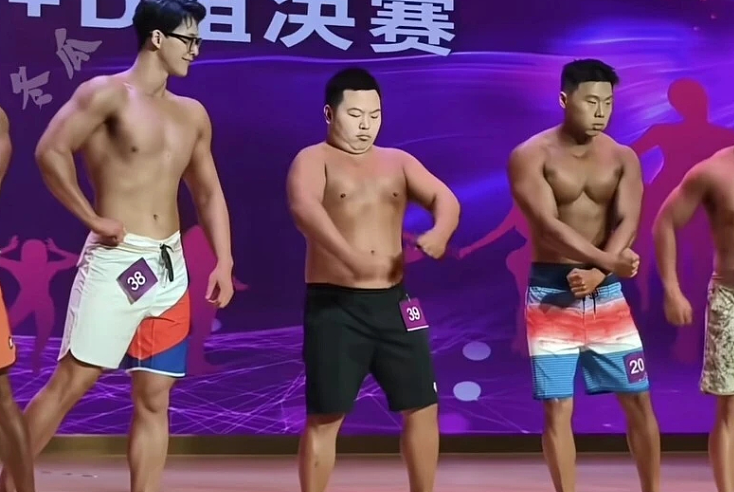 爆火刷屏！健美比赛混入175斤“小胖子”，圆滚滚的肚子引热议（视频/组图） - 5