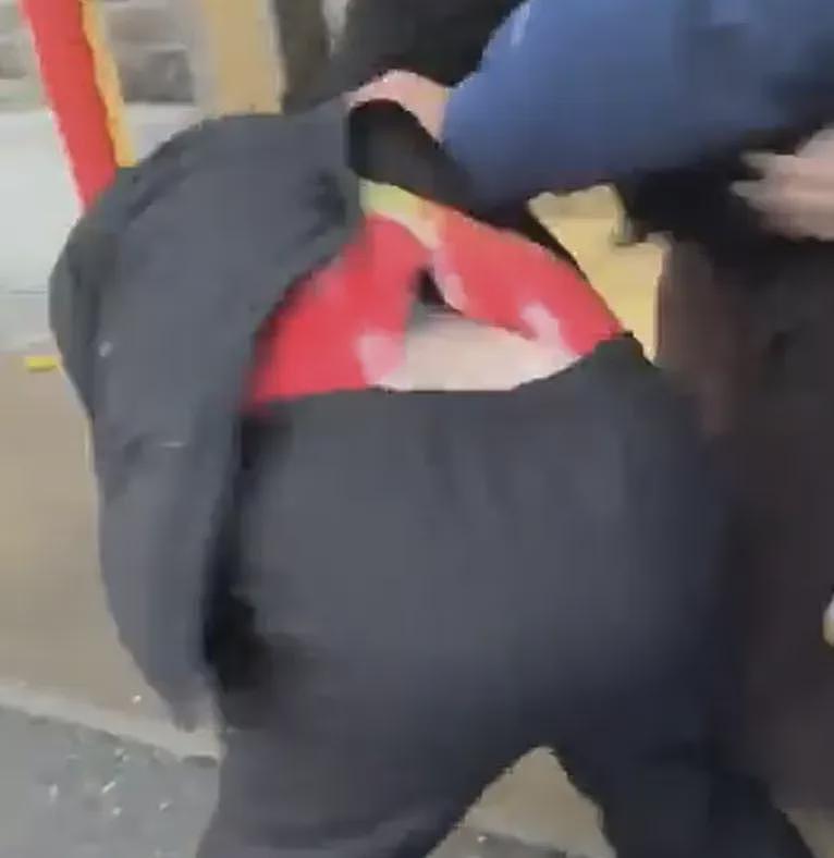 加拿大Costco上演激烈群殴 ！疯狂互打拳头乱飞，其他顾客看呆了！警方：竟是因为这（视频/组图） - 3