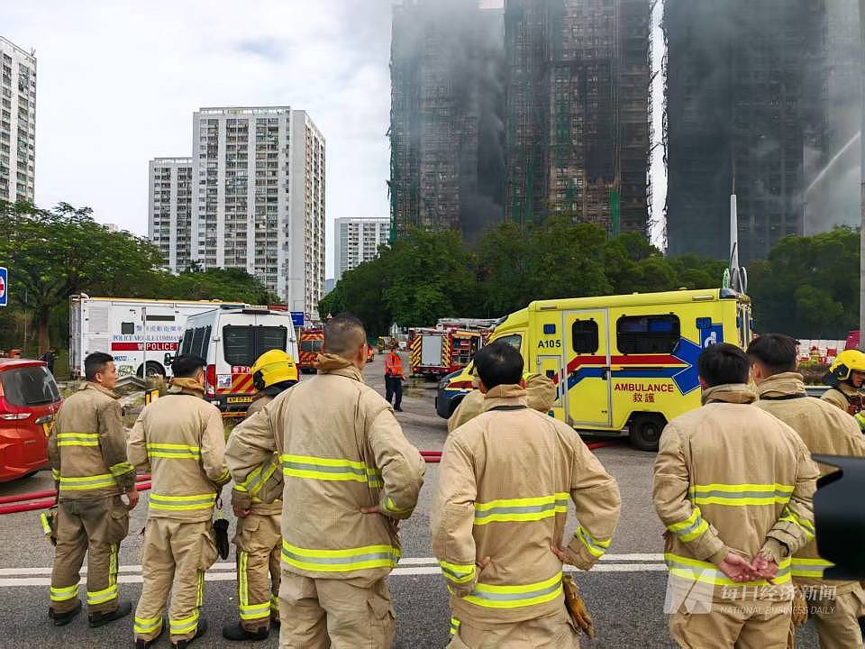香港大埔火灾现场直击:明火逐渐被扑灭,消防员即将开始上楼搜救(组图) - 4