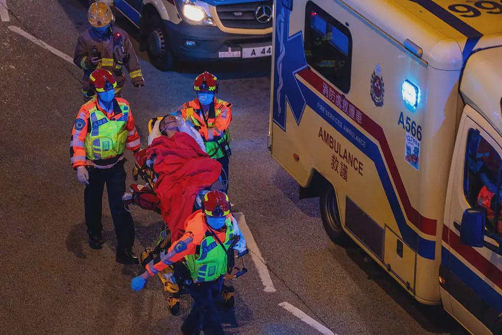 香港火灾已致44人遇难：一栋蔓延至七栋，预计救援将持续至黄昏（组图） - 14