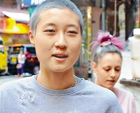 热议! 成龙百亿身家如何分?吴卓林夜市摆摊,被问爹1句话硬气回应(组图) - 2