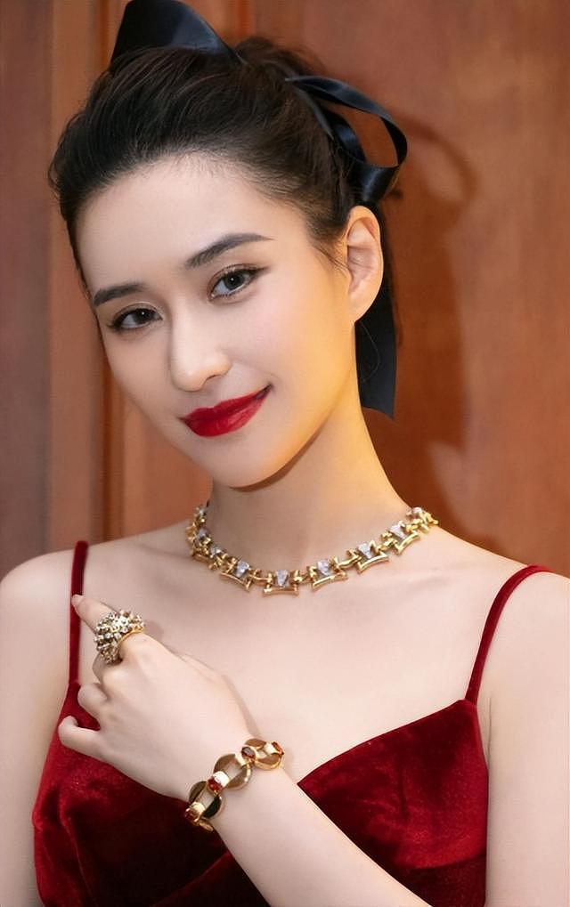 官媒发文，34岁何超莲再破天花板，让窦骁和整个豪门圈“沉默”了（组图） - 29