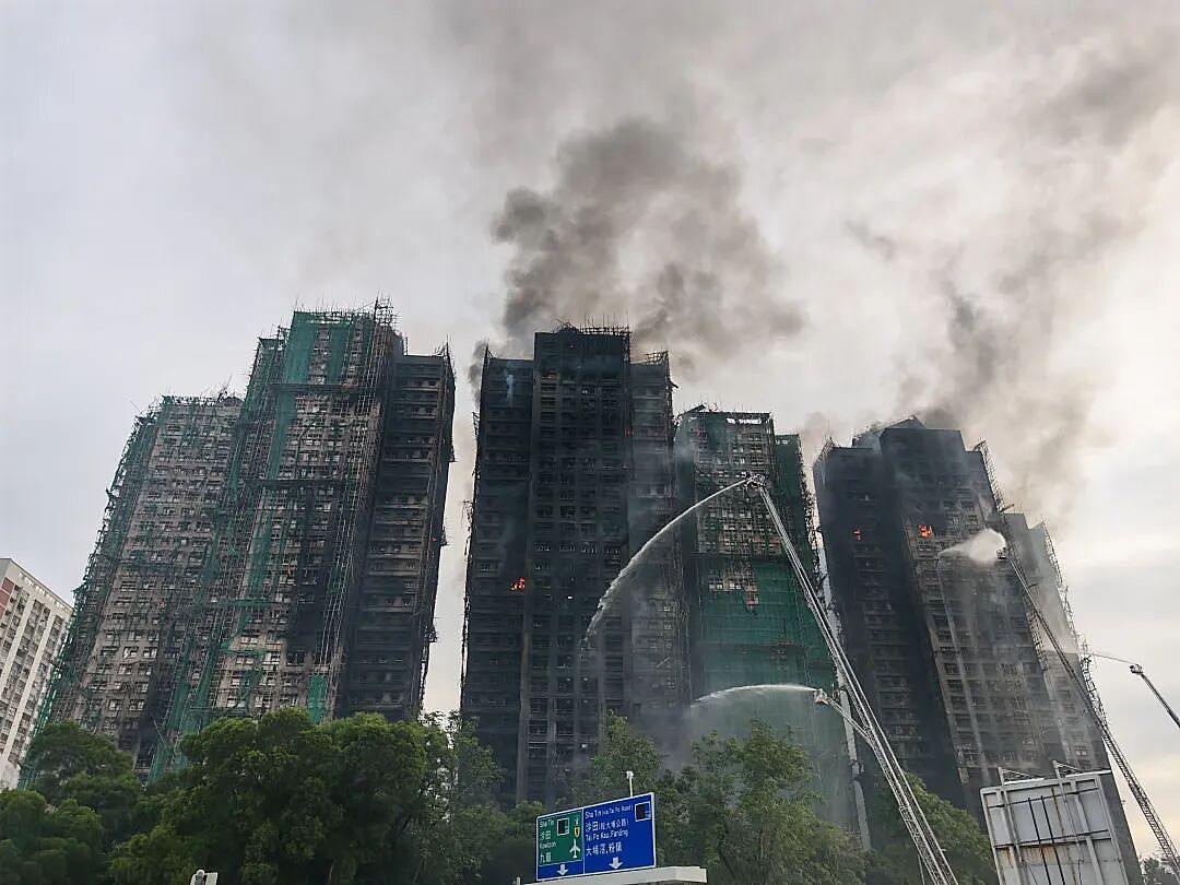 香港大埔火灾已造成44人遇难!警方:不排除发泡胶是火势迅速蔓延原因;大埔区多所学校停课,临时庇护中心开放(组图) - 4