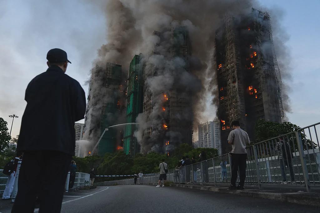 香港火灾已致44人遇难：一栋蔓延至七栋，预计救援将持续至黄昏（组图） - 2