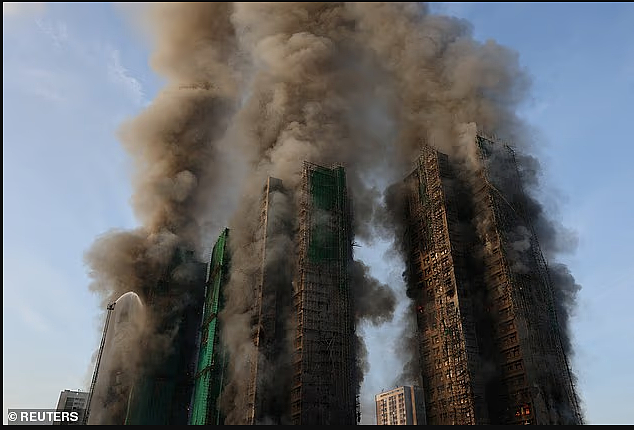 惨烈!香港大埔罕见五级大火,多幢大厦陷火海:至少36人遇难、279人失联(组图) - 19