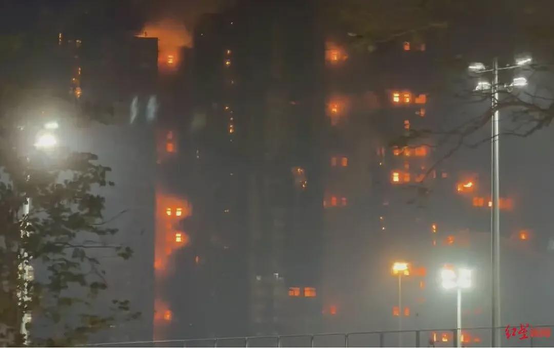 香港火灾已致44人遇难，大维修外围使用竹棚架，曾有居民询问阻燃问题，回复称“发生火灾风险相对为低”（组图） - 5