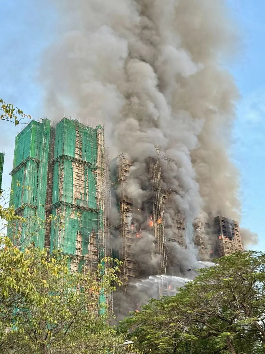惨烈!香港大埔罕见五级大火,多幢大厦陷火海:至少36人遇难、279人失联(组图) - 9