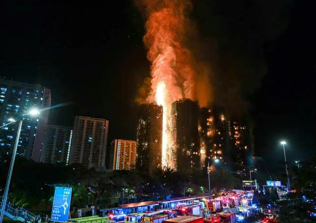 香港大火连烧7大楼波及1900户！居民：没听到警铃（图） - 1