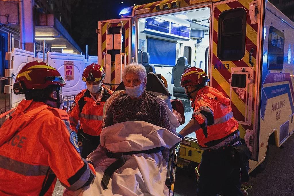 香港火灾已致44人遇难：一栋蔓延至七栋，预计救援将持续至黄昏（组图） - 13