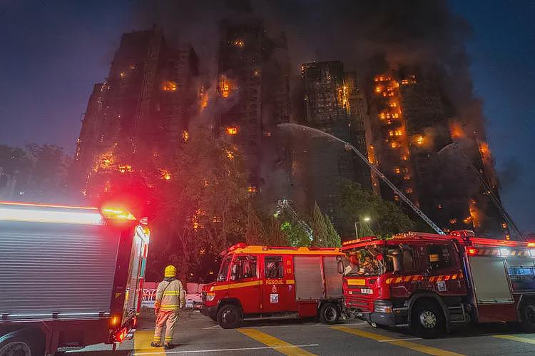 香港大火“烧焦小说灰烬”飘落，一见书名全网破防（组图） - 1