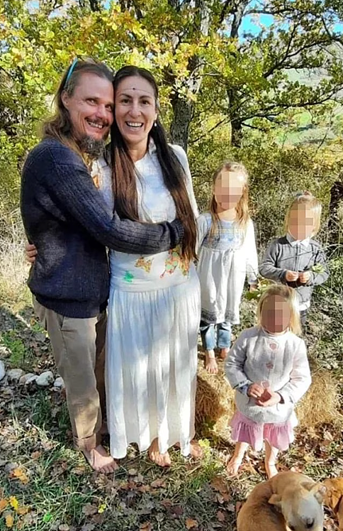 墨尔本妈妈一家带三娃“山林隐居”，但法官要把他们孩子夺走（组图） - 1
