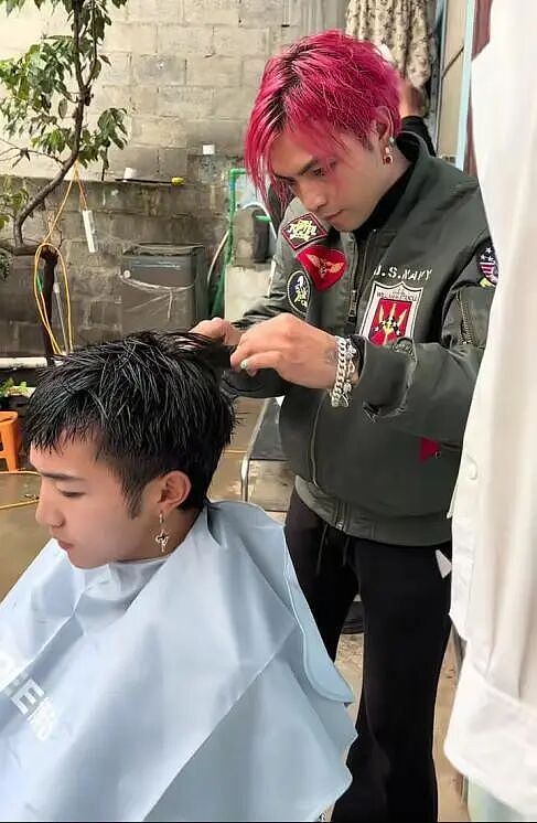 【情感】云南一个妈养出全网爆火五兄弟，下播就干农活烤洋芋，他们的故事狠狠治愈了我（组图） - 22