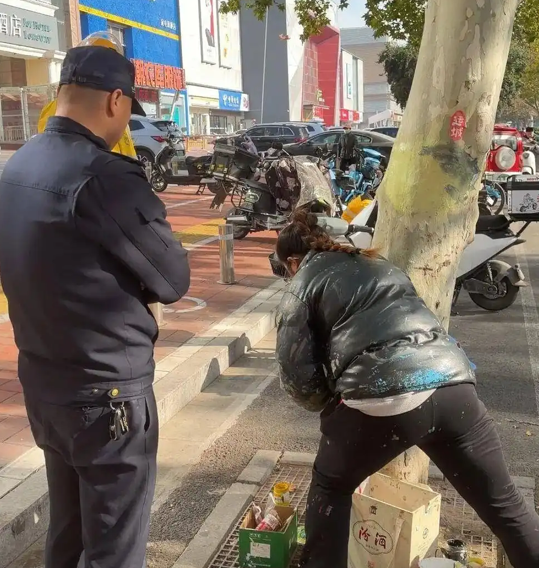 街头艺术还是市容破坏？女画家在山西运城街头为树洞绘画，不到24小时就被城管叫停！网友：创作遇上规矩（组图） - 7