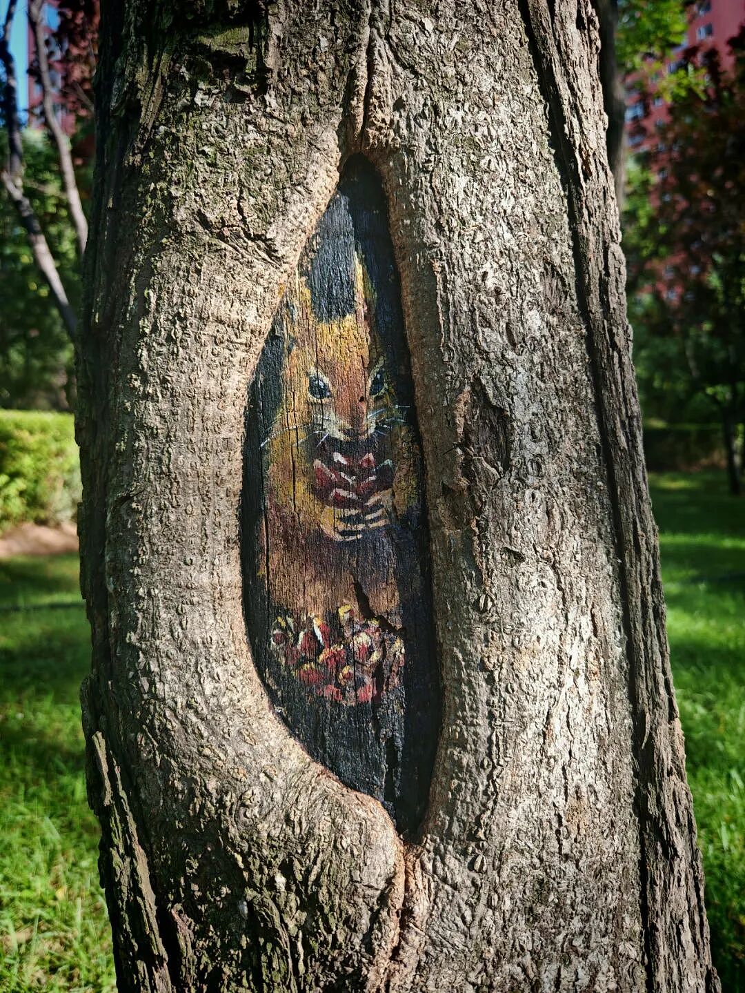 街头艺术还是市容破坏？女画家在山西运城街头为树洞绘画，不到24小时就被城管叫停！网友：创作遇上规矩（组图） - 16