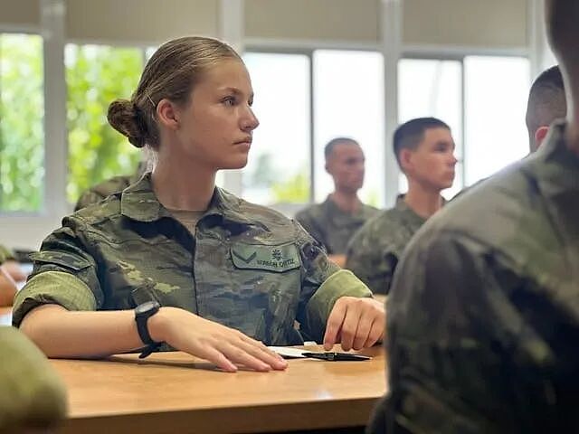 西班牙最美公主军装照惊艳全网:帅我一脸,不愧是未来的女王(组图) - 7