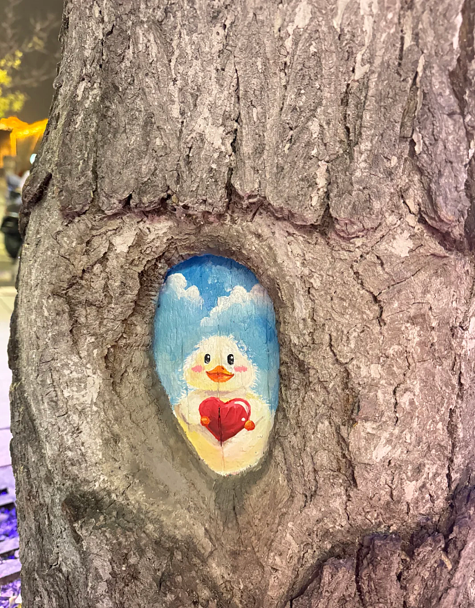 街头艺术还是市容破坏？女画家在山西运城街头为树洞绘画，不到24小时就被城管叫停！网友：创作遇上规矩（组图） - 28