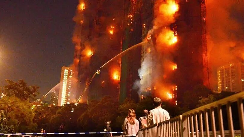 最新！香港大火83死70伤200多人失踪！涉事楼盘曾投保，保额高达20亿（组图） - 1