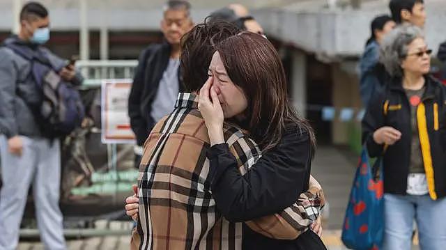 香港大火26小时:不断攀升的死亡数字!挣扎的亲人...(组图) - 3