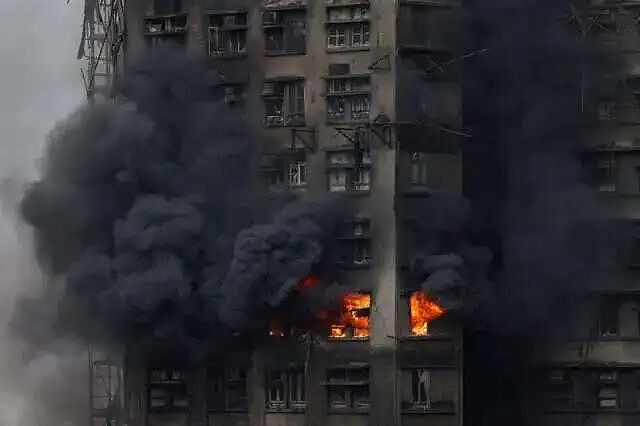 香港火灾75人遇难,遗体照片和遗物辨认程序开放,一名生还者被救出...(组图) - 16