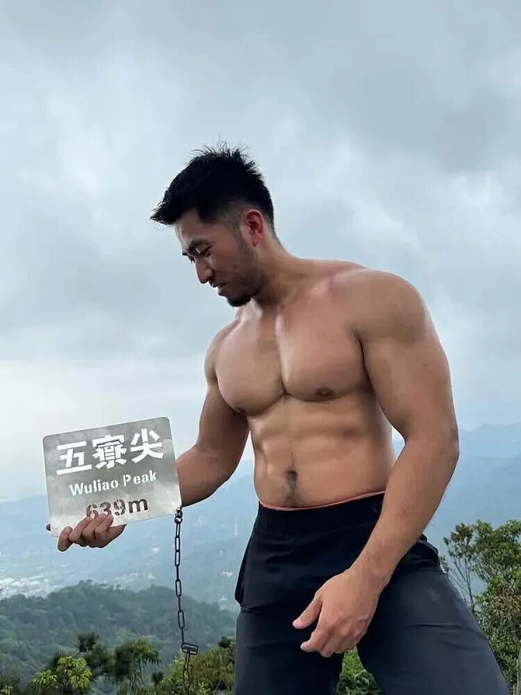 【帅哥】29岁肌肉猛男博主,饱满胸肌粗壮麒麟臂和宽阔后背,荷尔蒙爆棚(组图) - 11