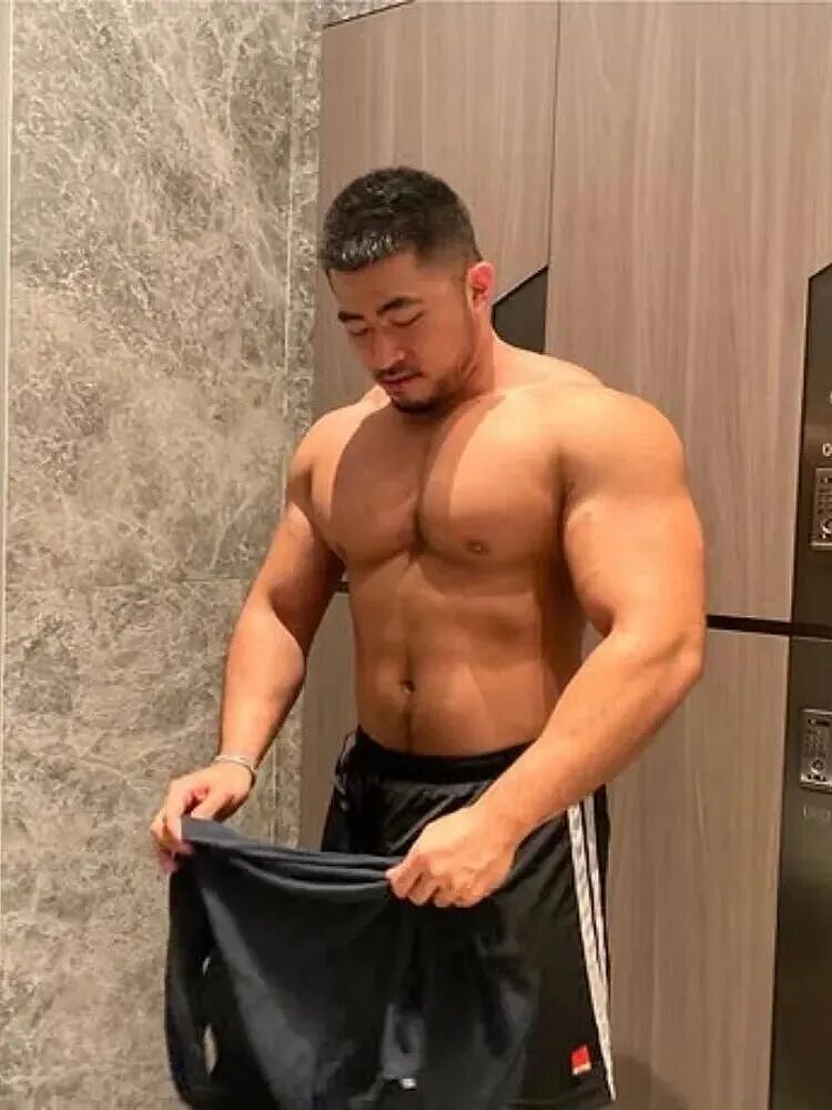 【帅哥】29岁肌肉猛男博主,饱满胸肌粗壮麒麟臂和宽阔后背,荷尔蒙爆棚(组图) - 9