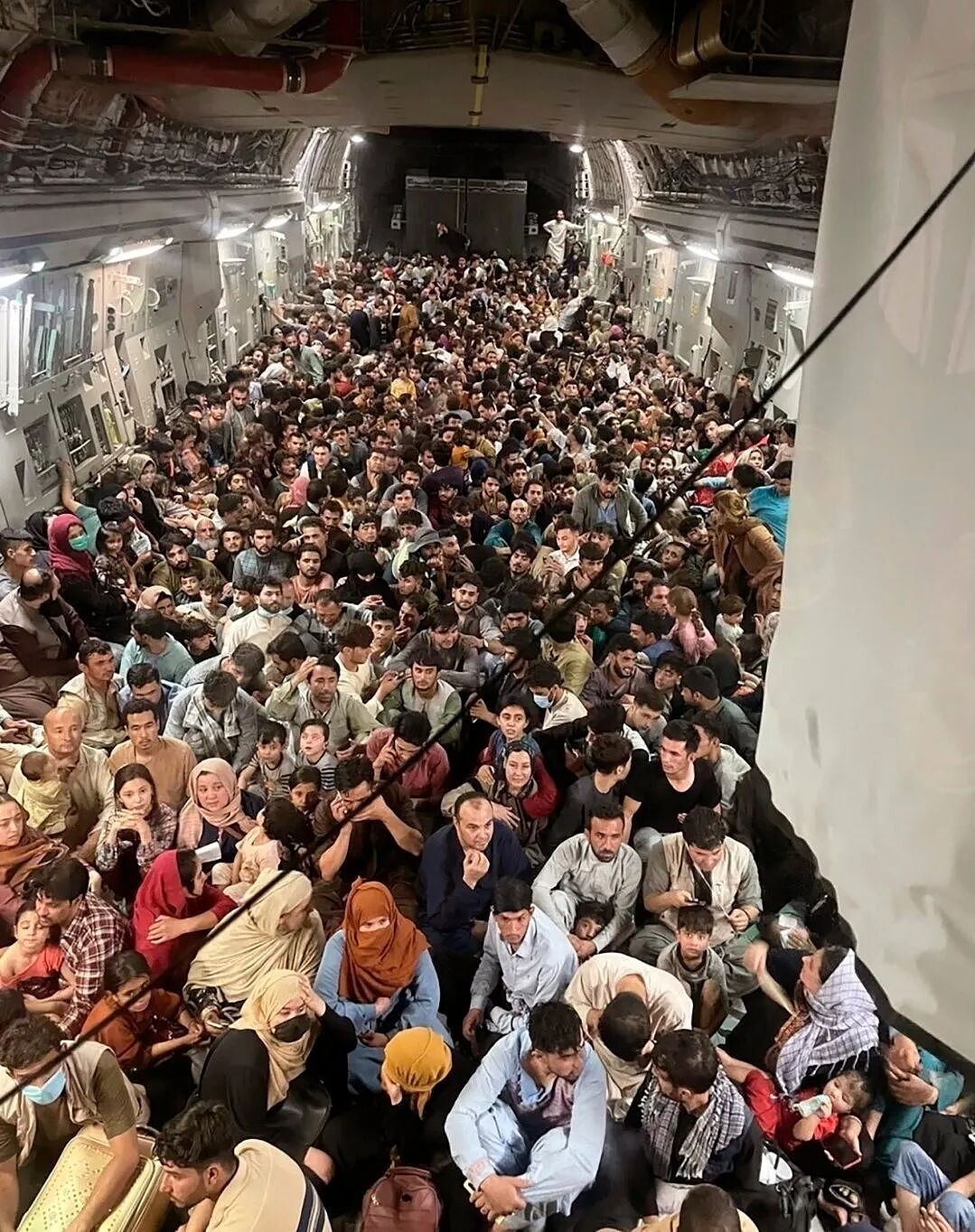 立即中止移民程序！枪手是阿富汗难民，拜登“灾难性”撤军时带入美国的（组图） - 5