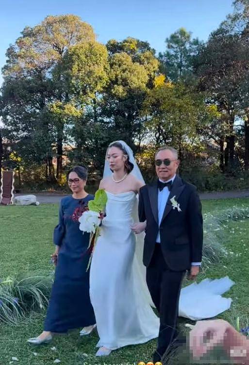 霍家三公子大婚，新娘婚纱简单小腹微凸，霍震庭朱玲玲低调出席（组图） - 3