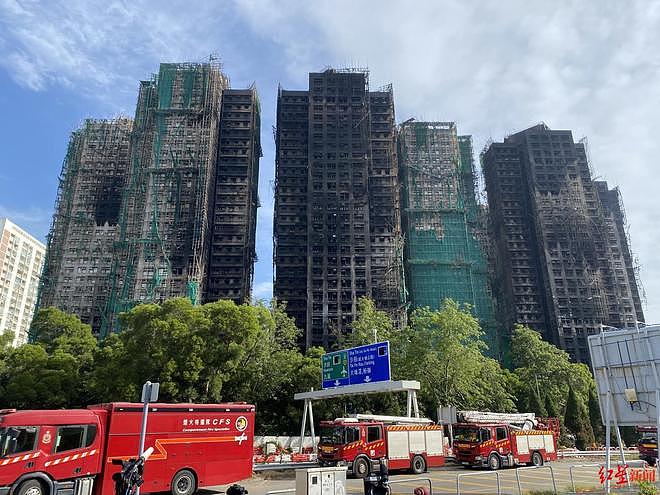 宏福苑外墙装修为何粘贴发泡胶板？装修公司曾回应住户，称“保护玻璃，防止灰尘入户”（组图） - 1