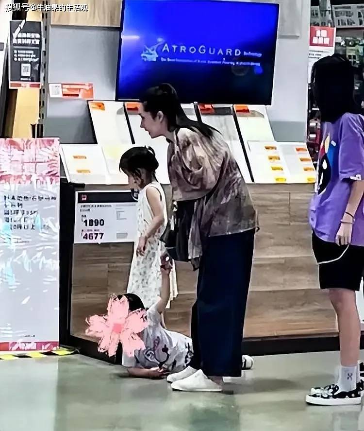 郭碧婷老到认不出，眼窝凹陷一脸倦容佝偻着背，爱人如养花具象化了（组图） - 1