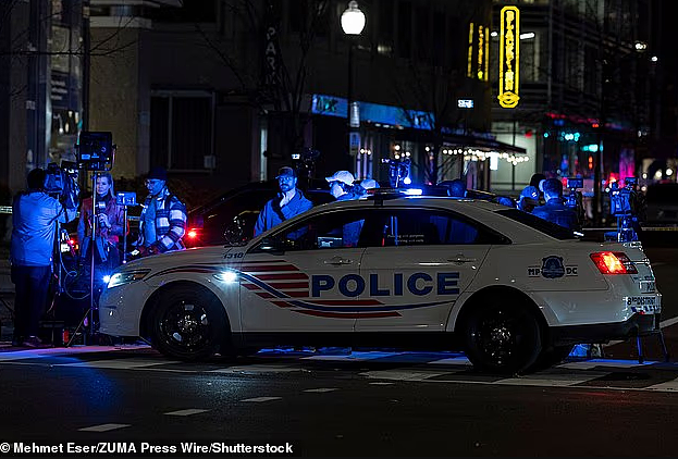 震爆全美!多项移民申请被紧急叫停,白宫旁国民警卫队遭近距开火:嫌犯竟是美国带来的“盟友”(视频/组图) - 6