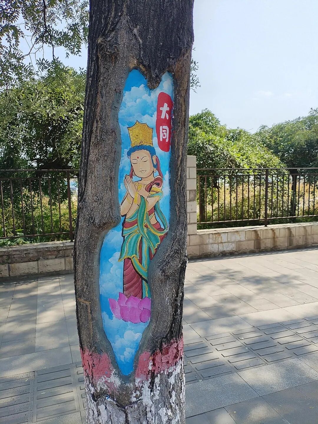 街头艺术还是市容破坏？女画家在山西运城街头为树洞绘画，不到24小时就被城管叫停！网友：创作遇上规矩（组图） - 27