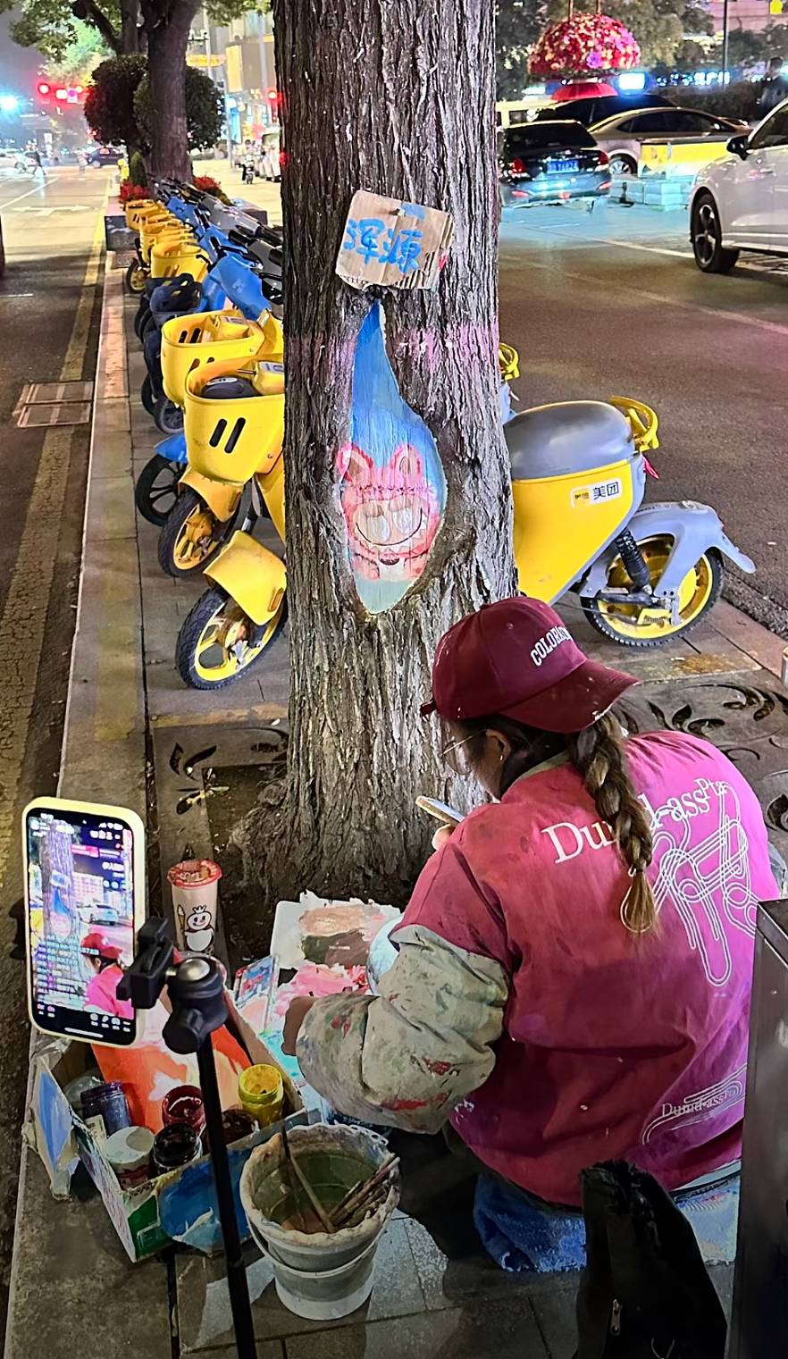 街头艺术还是市容破坏？女画家在山西运城街头为树洞绘画，不到24小时就被城管叫停！网友：创作遇上规矩（组图） - 14