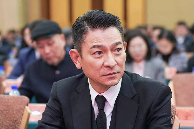 刘德华曾公司破产欠债4千万港币，向太大方出手：没写借据（组图） - 1