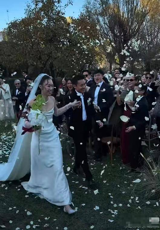 霍家三公子大婚，新娘婚纱简单小腹微凸，霍震庭朱玲玲低调出席（组图） - 4