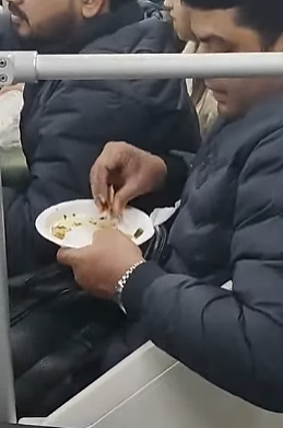 满车厢咖喱味！上海地铁多名外籍人士在车厢内吃东西，被骂上热搜（视频/组图） - 3
