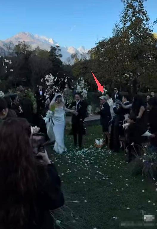 霍家三公子大婚，新娘婚纱简单小腹微凸，霍震庭朱玲玲低调出席（组图） - 6