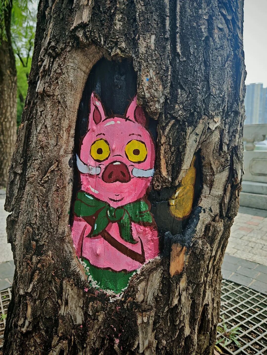 街头艺术还是市容破坏？女画家在山西运城街头为树洞绘画，不到24小时就被城管叫停！网友：创作遇上规矩（组图） - 17