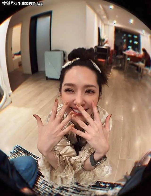 郭碧婷老到认不出，眼窝凹陷一脸倦容佝偻着背，爱人如养花具象化了（组图） - 6