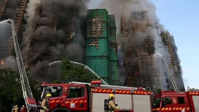 香港火灾75人遇难,遗体照片和遗物辨认程序开放,一名生还者被救出...(组图) - 14