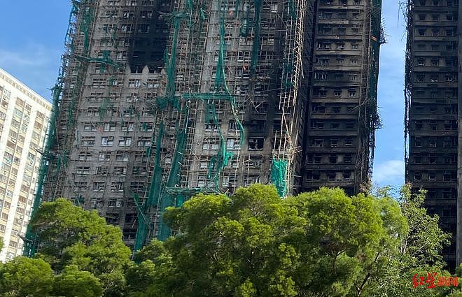 宏福苑外墙装修为何粘贴发泡胶板？装修公司曾回应住户，称“保护玻璃，防止灰尘入户”（组图） - 2