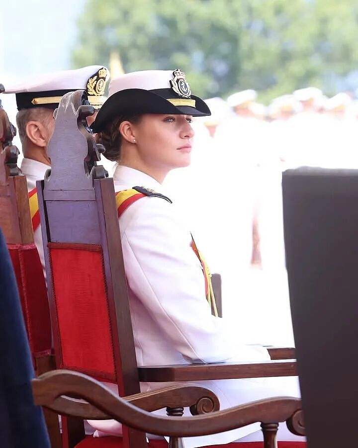西班牙最美公主军装照惊艳全网:帅我一脸,不愧是未来的女王(组图) - 13