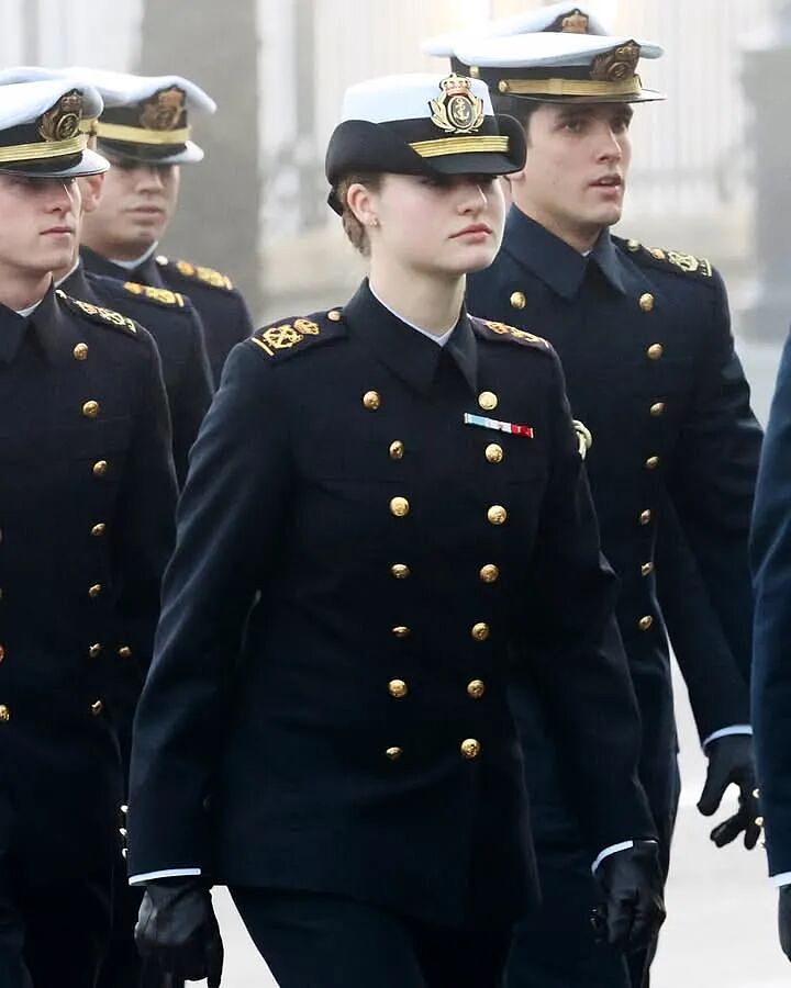 西班牙最美公主军装照惊艳全网:帅我一脸,不愧是未来的女王(组图) - 10