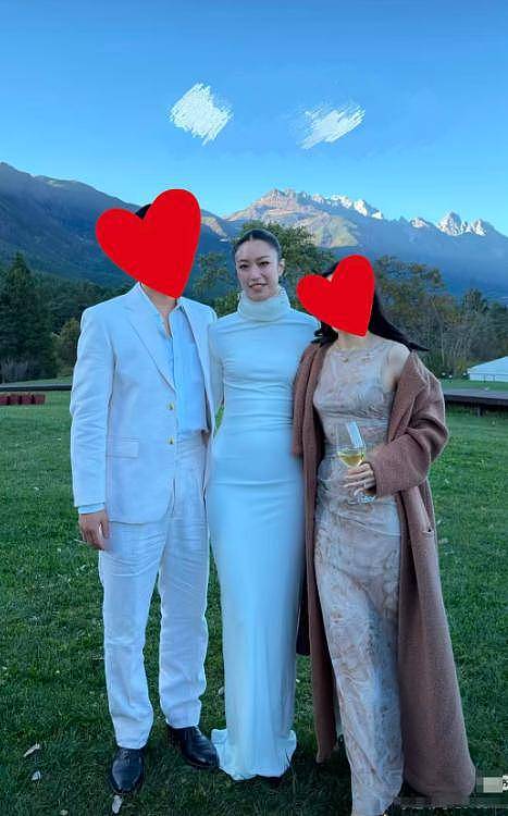霍家三公子大婚，新娘婚纱简单小腹微凸，霍震庭朱玲玲低调出席（组图） - 1