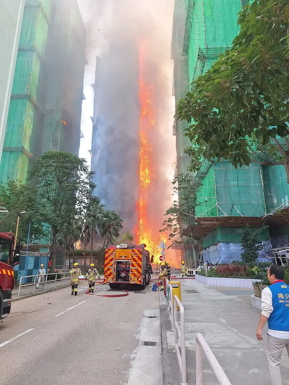 香港起火大楼内发现生还者!工人抽烟引发火灾?易燃材料疑包裹整楼封死窗户(组图) - 11