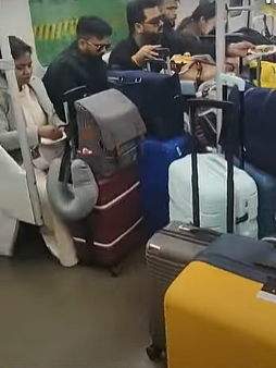 满车厢咖喱味！上海地铁多名外籍人士在车厢内吃东西，被骂上热搜（视频/组图） - 2