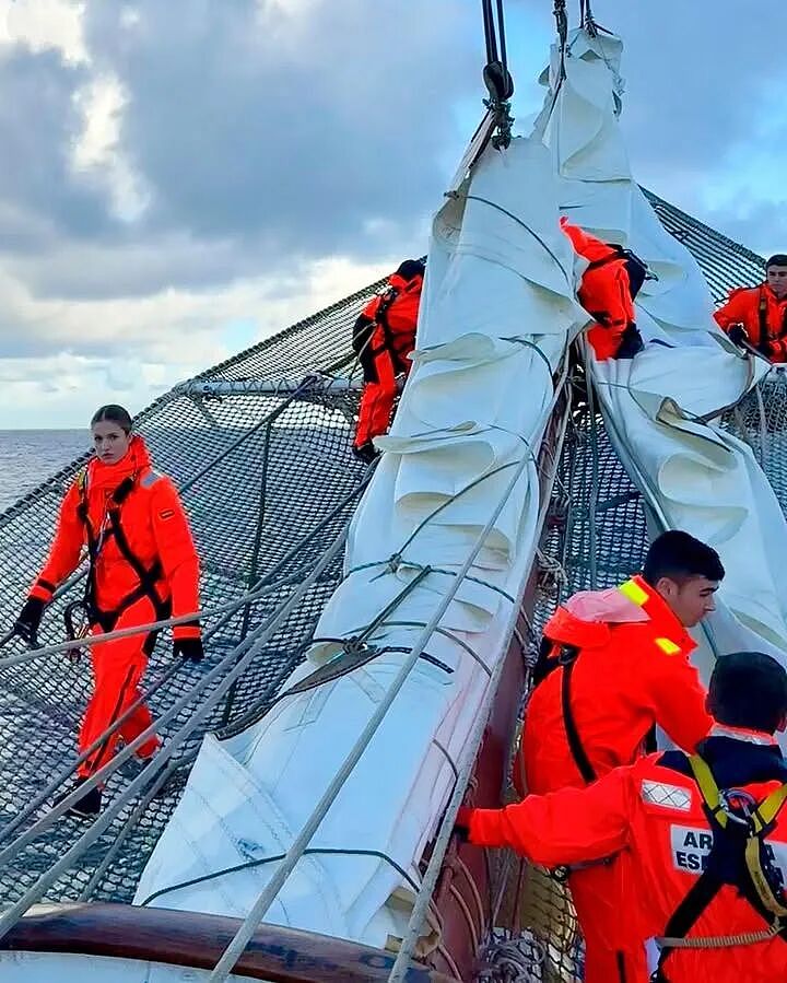 西班牙最美公主军装照惊艳全网:帅我一脸,不愧是未来的女王(组图) - 37